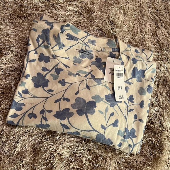 Abercrombie and Fitch Soft Top - Picture 2 of 2